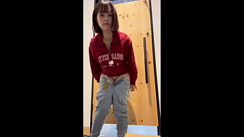 【女子大生の休日の日のルーティン動画】試着室でオナニーして家で買ったジーンズにお漏らししました。