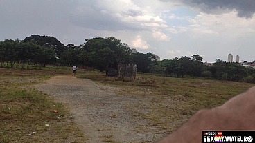 O GAROTO LIBEROU A BUNDA PARA TODOS OS HOMENS ATIVOS DA FLORESTA