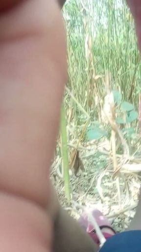 Indian Desi Bhabhi - After calling the village girl in the jungle, my sister-in-law's ass turned out to be very tight.   Clip 1