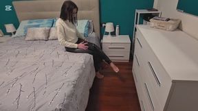 Miss Annika decide di fare una bella passeggiata al parco cosa vuole indossare? Mmmmm.. Ecco pantaloni in pelle nera attillati e cacciatori Rossi. Lei molto fiera di ciò che ha. Si cambia si veste e continua a Guardarsi i piedi con i suoi Hunter