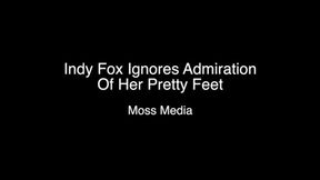 Indy Fox ignores recognition of her pretty feet