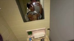 ナイトクラブにセックスしに来た女子大生。大きいちんこそうな男性を見つけたらト◯レに誘ってシてもらいました。