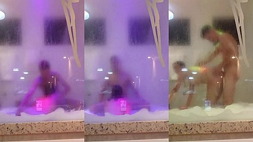 Cheia de tesão fui fuder com o dotado na hidro no motel pt 2