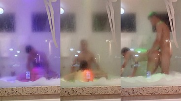 Cheia de tesão fui fuder com o dotado na hidro no motel pt 2