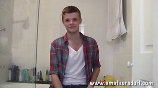 Aussie Amateur Arthur: Cute Skinny Hairy Dude Jerks Off