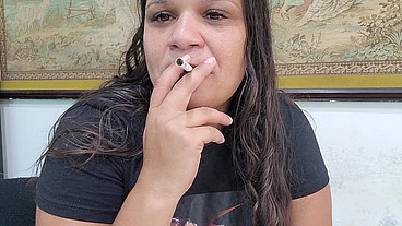 Fumando tabaco descubri que o cigarro deixa minha buceta latejando toda babada