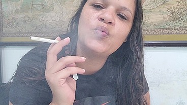Fumando tabaco descubri que o cigarro deixa minha buceta latejando toda babada