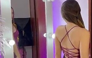 Mi novia me da una rica mamada antes de irse de fiesta con sus amigas