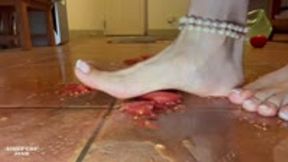 Giantess Aimee Chu Barefoot Crushing Tomatoes_Mandarin