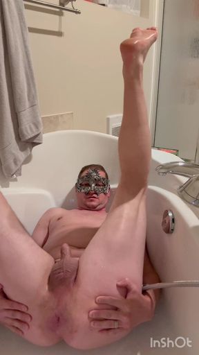 MakitHappen use water jet to clean his asshole