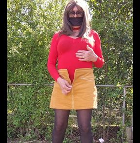 Cd outside in new miniskirt.  Feeling my nylon self all over.