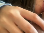 مصرية من المنصورة تمص زب زميلها في الدرس تحت الديسك و المدرس ولا على باله