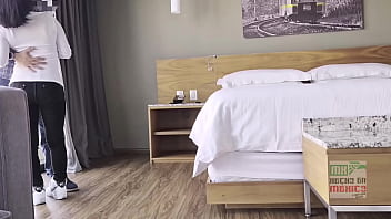 Capitalina va hotel para que me la folle pero no puede dejar de hablar con su esposo,