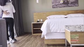 Capitalina va hotel para que me la folle pero no puede dejar de hablar con su esposo,