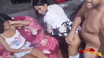Velho brocha consegue comer suas duas enteadas depois de tomar dois tadalafila