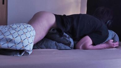 Moans & Whimpers - Quick Masturbation with the Pillow