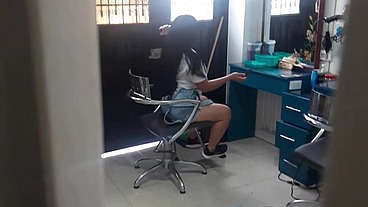 se la chupo en la peluqueria y se corre en mi boca que rica leche