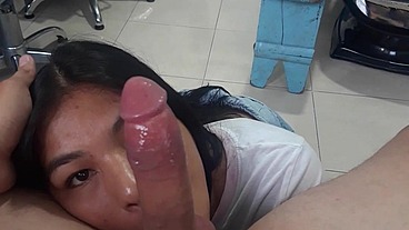 se la chupo en la peluqueria y se corre en mi boca que rica leche