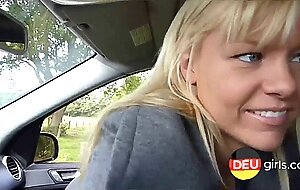 Blonde deutsche MILF wird im Freien in Strumpfen cremig gemacht