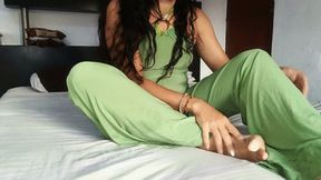 You like to see me love my feet and suck my toes (7)