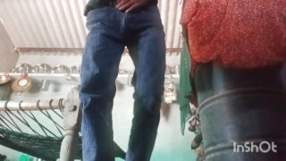 Kövér fekete apuka szopást kap olajozott fiatal indiai pufók fiúktól, nagy faszokkal a forró fürdőszobában, anális szexben