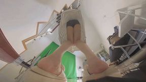 360VR MOMO's buttocks humiliated the dwarf's toes and crushed them
