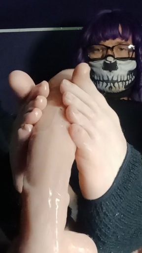 Oily footjob with Raven LeTrap