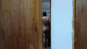 me caliento cada dia mas espiando a mi cunada cuando se bana