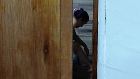 me caliento cada dia mas espiando a mi cunada cuando se bana