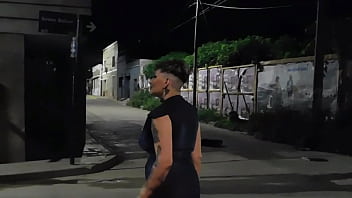 la putta se aburre  de chupar pija  en  la esquina  y entra  a que  el   macho  le rompa  el culo