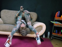 Anuskatzz shoves a stainless steel dildo up her ass