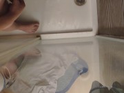 Orinando en la ducha después de correrme. Peeing in the shower