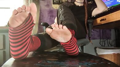 Ginger In Black Thighs Teases You With Size Nine Feet!