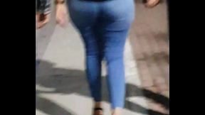 Hermosas nalgas en pantalon azul caminando  esta bien buenota...(1a parte)