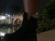 piscio nel fiume tevere in una calda estate nel centro di roma
