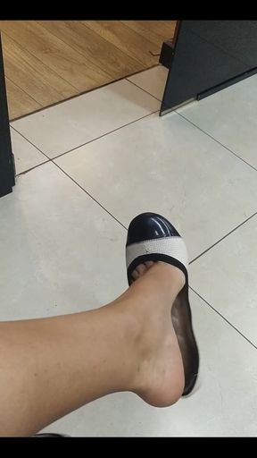 Flat Dangling When I Was at Hairdresser