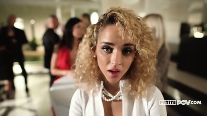 Curvy geisha gives a memorable performance