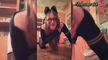 Фембой сосет дилдо писает на себя ест свою сперму с пола