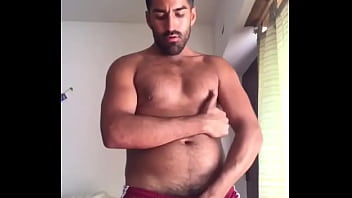 joven guapo muestra lo que es tener una verga gruesa