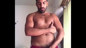 joven guapo muestra lo que es tener una verga gruesa