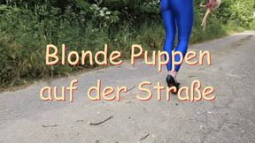 Blond dolls on the street - Blonde Puppen auf der Straße