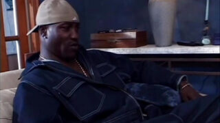 Asiatisk Lyla Lei bliver kneppet i røv af en stor sort pik