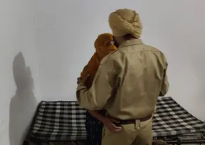 Uniforme khakis zorgen voor een stoomige geheime affaire.