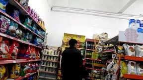 perla lopez esposa ninfomana , va al supermercado mientras los dos maridos trabajan y se trae a dos tipos cualquiera, en su desesperacion por cojer ,busca sexo como sea capitulo 45