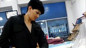 perla lopez esposa ninfomana , va al supermercado mientras los dos maridos trabajan y se trae a dos tipos cualquiera, en su desesperacion por cojer ,busca sexo como sea capitulo 45