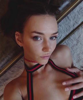 New York babe with big fake tits exposes her ass