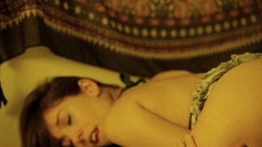 FILME COMPLETO - DE FÉRIAS COM A TIA AUGUSTA - NINFETA E SEU PRIMO VÃO PASSAR AS FÉRIAS NA CASA DA MELHOR AMIGA DA SUA TIA E A PUTARIA COME SOLTA - EMME WHITE , DRY SEXY E NICKLAU