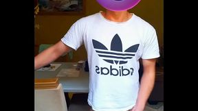 Novinho tocando uma na sala de estar