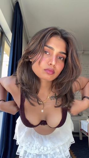 Indian cutie shows off her cute ass