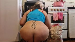 STEP MOM'S BUTTCRACK WHILE CLEANING